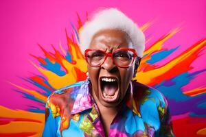 ai genererad arg senior afrikansk amerikan kvinna skrikande, huvud och axlar porträtt på färgrik bakgrund. neuralt nätverk genererad fotorealistisk bild. foto