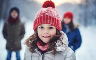 ai genererad leende skön liten flicka bär rosa hatt, grå jacka i snöig vinter. generativ ai foto