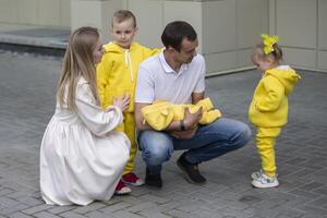 mamma och pappa visa de barn en nyfödd bebis. en bebis har dök upp i de familj. möte din nyfödd bror eller syster. familj med barn på de moderskap sjukhus. foto