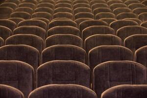 brun mjuk bekväm stolar är tömma i de hörsal eller konsert hall. foto