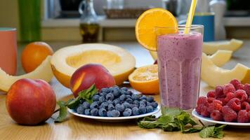 hallon blåbär melon smoothie in i en glas på de bakgrund av färsk frukt och bär. de frukt cocktail är redo till äta. friska och vegetarian mat begrepp foto