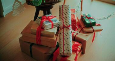olika gåva lådor på vit trä bakgrund. presenterar i hantverk papper dekorerad med röd band pilbågar. jul och Övrig högtider begrepp, topp se med kopia Plats. foto