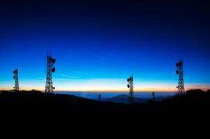 skugga telefon antenn på natur bakgrund foto