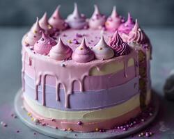 ai genererad födelsedag kaka med rosa och lila glasyr på en grå bakgrund foto