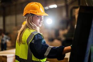 fabrik ingenjör kvinna stående förtroende till kontrollera panel växla. arbetstagare Arbetar på tung maskin på industri fabrik. med maskineri Utrustning växt teknologi. smart industri arbetstagare fungerar. foto