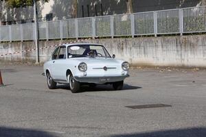 bibbiano-reggio emilia Italien 07 15 2015 fri samling av årgång bilar i de stad fyrkant fiat 850 kupé foto