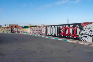 6.11.23 el jem, tunisien gata konst politisk graffiti på väggar i stad av el jem tunisien foto