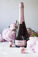 som, belgien 8 juni 2020, undurraga rosa torr champagne med pioner foto