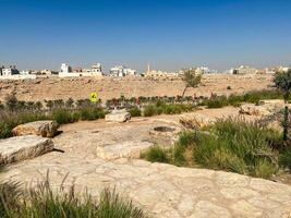 offentlig utegrill plats i en wadi namar parkera riyadh . de sten blockera tillåter människor till grill mat utomhus. brand plats för en bbq fest. foto