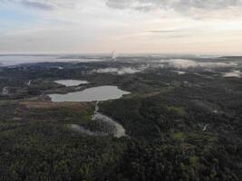 en se av de bergen från en sluttning. serelo kulle är belägen i perangai by, lahat regentskap, och den blir ett av populär landmärke i lahat regentskap. foto