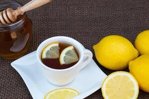 kopp av te med honung och citron. foto
