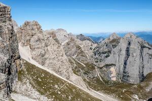 se av känd dolomiter berg toppar i sommar, de dolomiter av brenta grupp, Italien foto