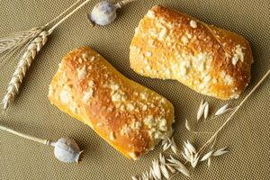 färsk bakverk med stuga ost. handgjort bullar. rustik stil mat. foto