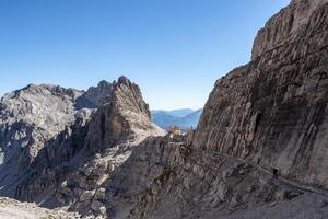 berg toppar i de dolomiter alperna. skön natur av Italien. chalet pedrotti. foto