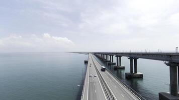 sommar se från en helikopter. handling. en enorm bro för rör på sig bilar tillverkad hög ovan de hav och de blå dagtid himmel. foto