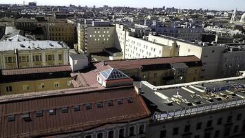 topp se av tak av gammal stad hus. panorama av gammal stad med färgrik pastell hus stående förbi flod på solig klar dag foto