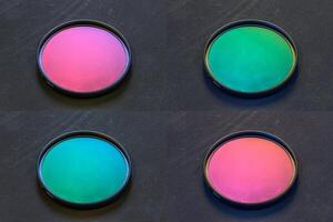 uppsättning av gammal roterande polariserande filtrera med fläckar på mörk bakgrund foto