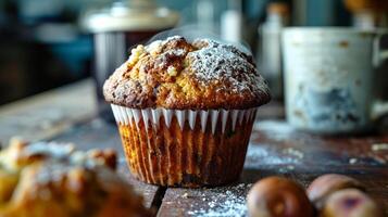 ai genererad hemlagad muffins med russin och socker pulver på en mörk bakgrund. foto