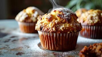 ai genererad hemlagad muffins med russin och socker pulver på en mörk bakgrund. foto