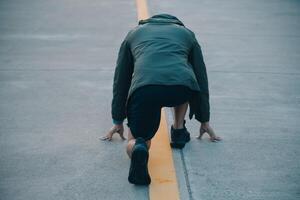 idrottare löpare fötter löpning på väg, jogging begrepp på utomhus. man löpning för motion.atlet löpare fötter löpning på väg, joggning begrepp på utomhus. man löpning för träning. foto