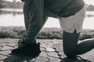 idrottare löpare fötter löpning på väg, jogging begrepp på utomhus. man löpning för motion.atlet löpare fötter löpning på väg, joggning begrepp på utomhus. man löpning för träning. foto