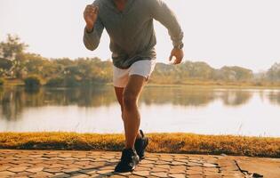 idrottare löpare fötter löpning på väg, jogging begrepp på utomhus. man löpning för motion.atlet löpare fötter löpning på väg, joggning begrepp på utomhus. man löpning för träning. foto