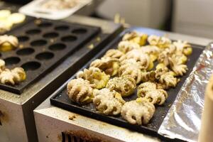 grill bläckfisk med de spis i thai marknadsföra gata mat foto