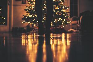 ai genererad silhuett av en flicka i en rum med en jul träd foto