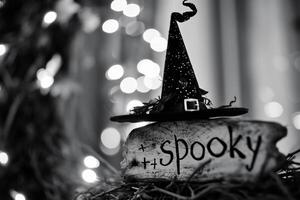 ai genererad svart och vit bild av en halloween häxans hatt i främre av de lampor foto