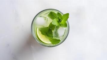 ai genererad topp se av uppfriskande mynta cocktail mojito i en glas på vit bakgrund med kalk, mynta löv och is, neuralt nätverk genererad bild foto