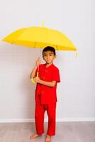 liten pojke mode leende barn i röd kinesisk klänning, stil och mode idéer för barn. kinesisk ny år foto