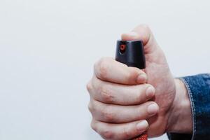 en man trycker på en peppar spray, de begrepp av rån, fara eller skydd foto