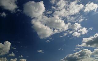 blå sommar himmel med vit moln foto