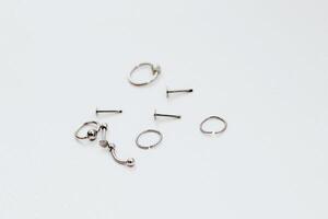 örhängen och ringar tillverkad av medicinsk stål för genomträngande foto