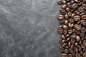 ai genererad premie rostad kaffe bönor på elegant svart bakgrund idealisk baner för kaffe älskande och kaféer foto