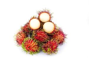 thailand röd rambutan frukt är ljuv på en vit bakgrund. foto