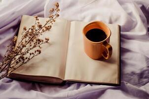anteckningsböcker, kaffe kopp, på de sovrum på morgon- foto