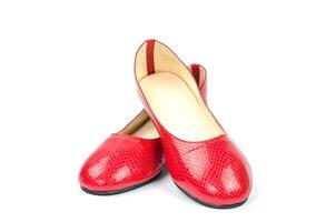 röd kvinnors skor på en vit bakgrund. foto