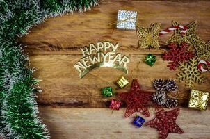 Lycklig ny år meddelande och gåva låda på trä- bakgrund. foto