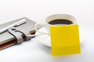 kaffe kopp, anteckningsbok på vit bakgrund foto
