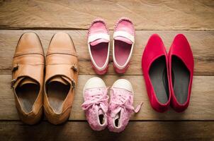 skor, fyra par av pappa, mamma, dotter och son - de familj begrepp foto
