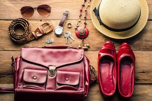 Kläder och Tillbehör för kvinnor på trä golv för resa på Semester foto