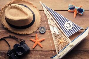 Tillbehör kostym med resa för sommar på trä- golv foto