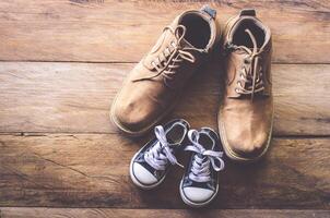 de skor av far och son - begrepp Ta hand om dig foto