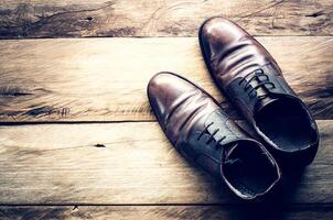 läder skor på de trä- golv. foto