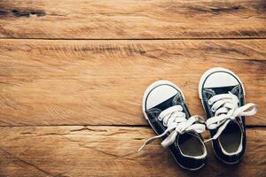 svart skor för barn på trä- golv foto
