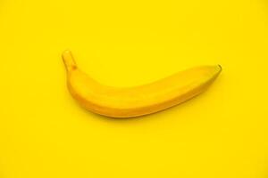 banan på gul bakgrund foto