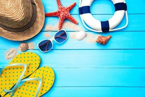 Tillbehör med kvinna för resa sommar. på blå trä- golv foto