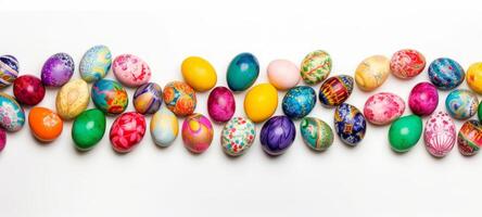 ai genererad vibrerande array av målad påsk ägg i olika mönster och nyanser, Justerat ordentligt mot en vit bakgrund. lämplig för med påsktema marknadsföring material, hemsida headers foto