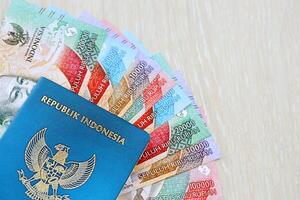 indonesien pass och många indonesiska rupiah valuta pengar räkningar foto